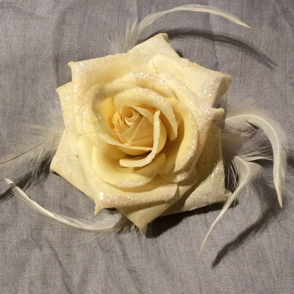 🌸CREAM TAN IVORY HAIR FLOWER ROSE PIN UP CLIP LUV - Picture 2 of 5